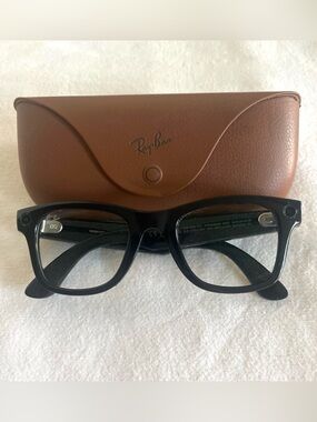 Ray-Ban Meta Wayfarer Smart Glasses With Tan Leather Chargers Generation 2